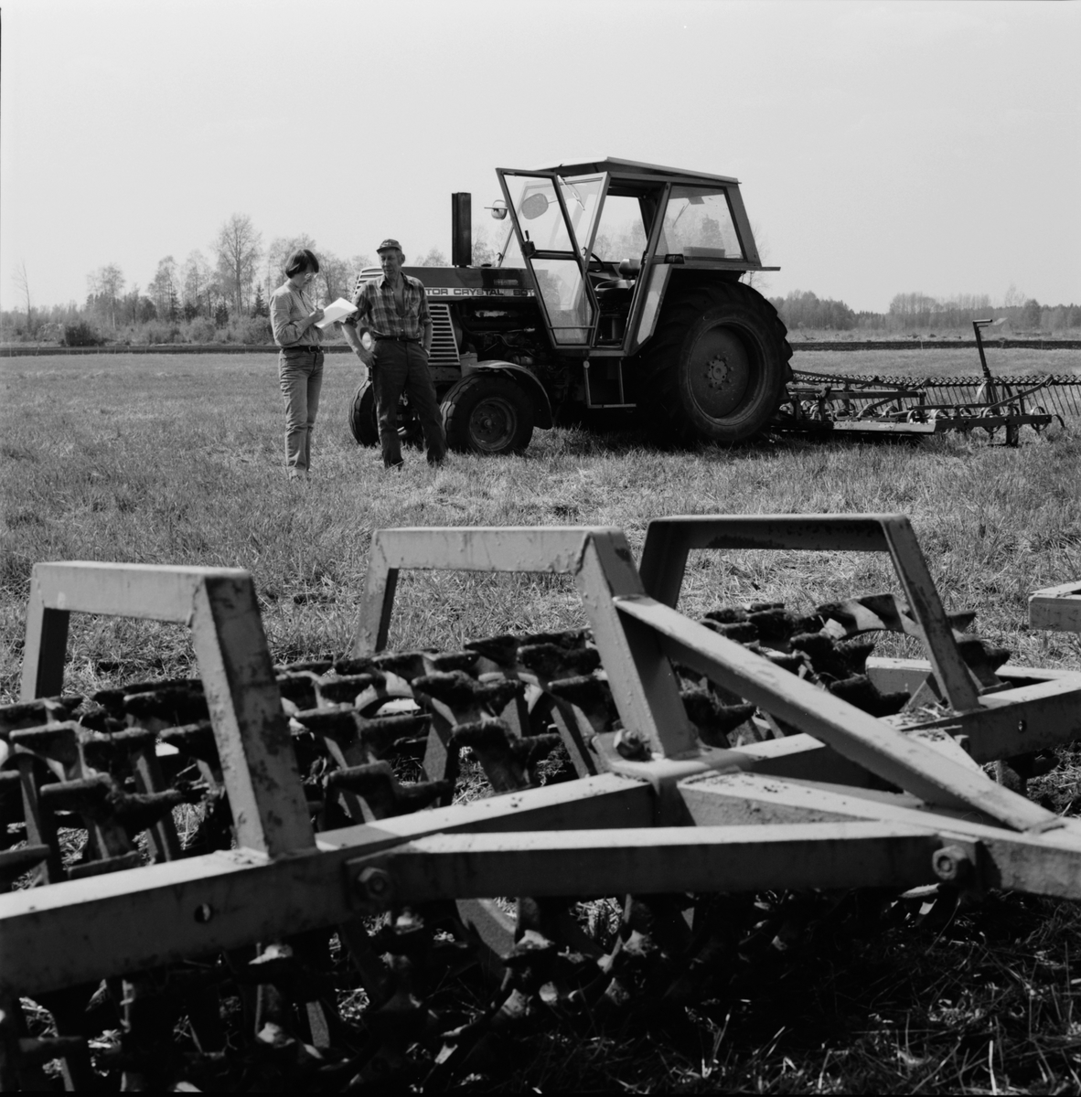 Antikvarie Ulrich Lange intervjuar lantbrukare Bertil Widblad, Mossbo, Tierps socken, Uppland maj 1981