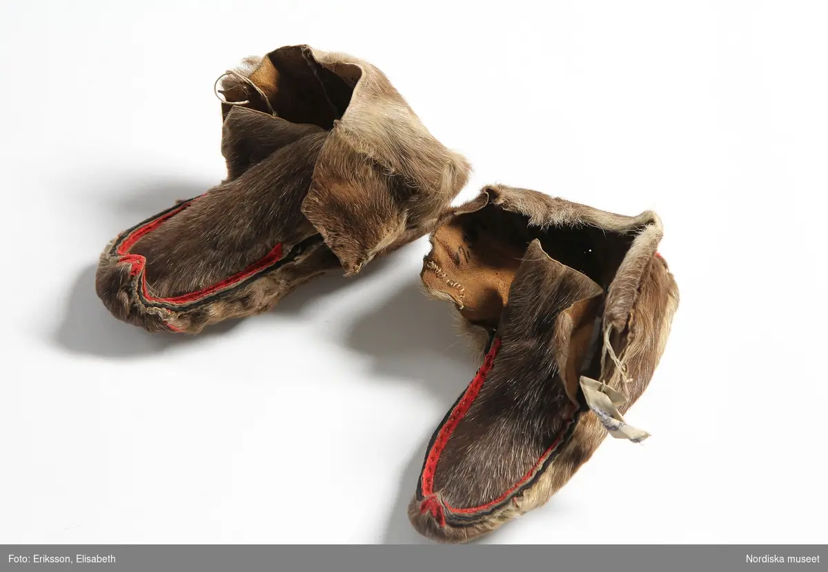 Huvudliggaren:
"Ett par skor fr. Lappland. Af skinn. G[åva] fr. basaren för Skandinavisk etn. saml. byggnadsfond gm. fru O. Lindhagen, f. Struwe, i april 1877."