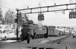 Elektrisk lokomotiv type El 8 nr. 2054 med dagtoget fra Oslo