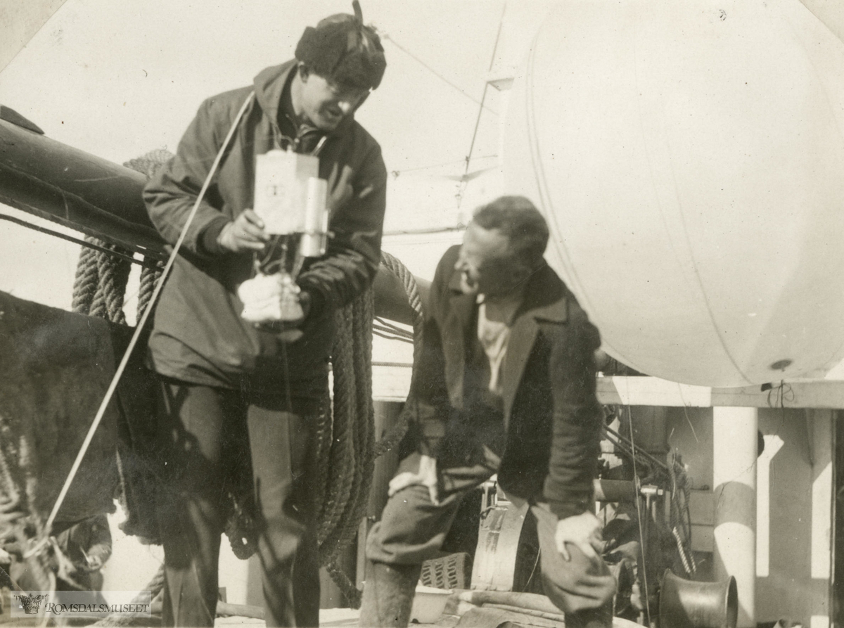 "Ellsworth hjelper meteorologen". Ellsworth-ekspedisjonen 1933-1935. Fra Magnus Johannessens fotoalbum. Magnus Johannessen fra Ålesund var med i mannskapet ombord i ekspedisjonsskipet Wyatt Earp (eks-Fanefjord) på de to første ekspedisjonsturene til Antarktis.