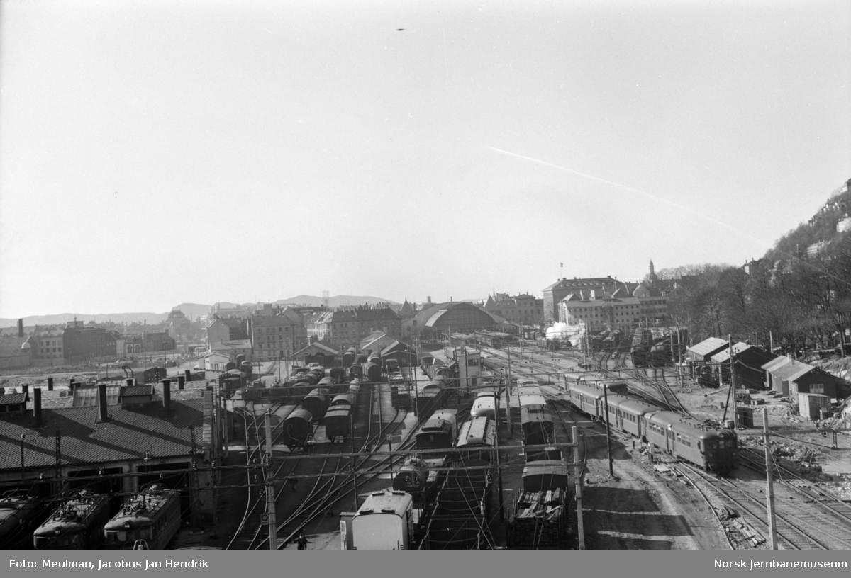 Bergen stasjon med driftsbanegård og lokomotivstall., sett mot vest fra Seiersbergtunnelen.