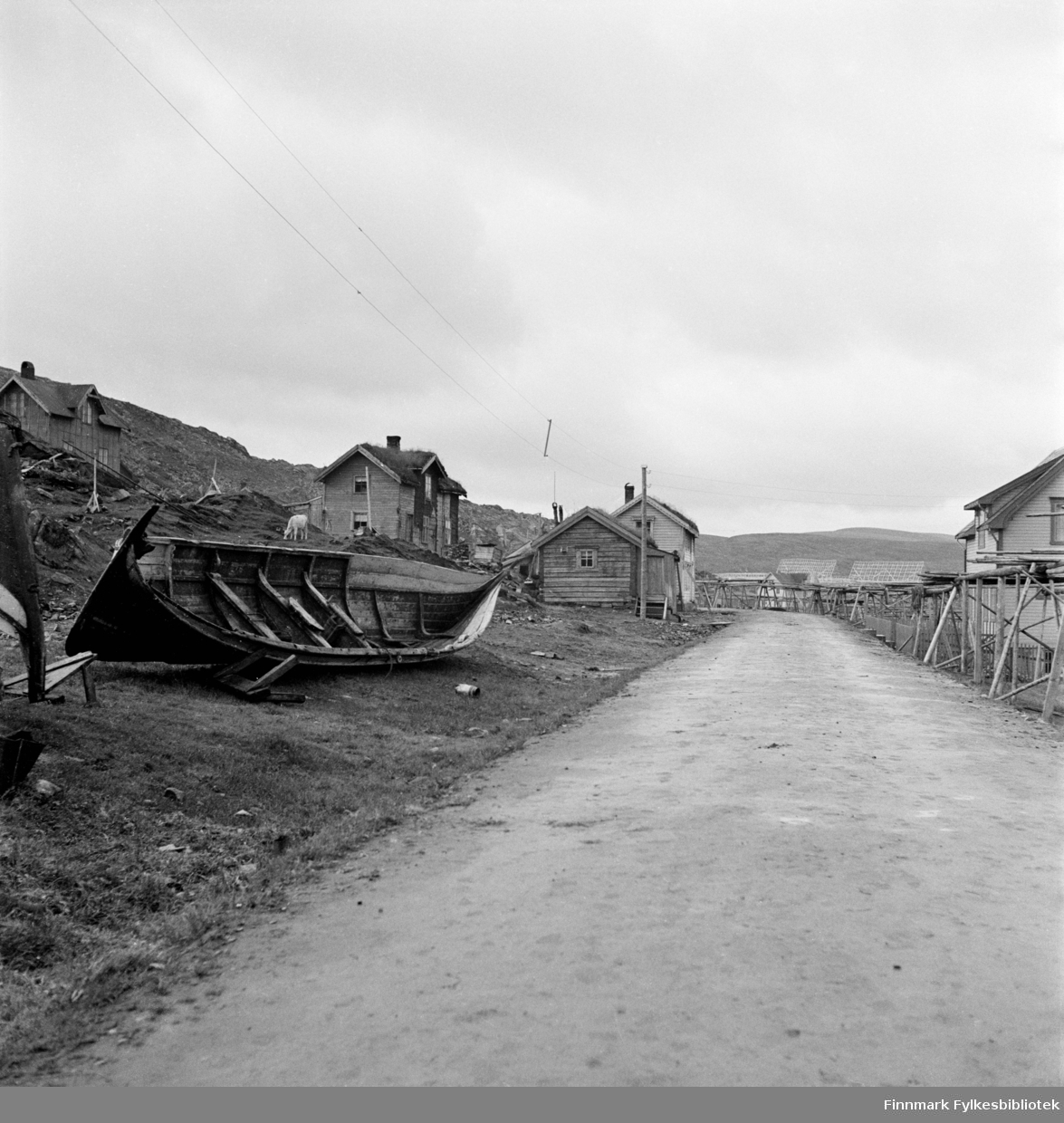 Kjøllefjord, fotografert i 1940. Veien ved Nissen-bruket mot Galgenes. Bildet er tatt oppfor Nissen, kalt Isaksen-huset, iflg. vår informant. Det samme bildet er publisert av Riksantikvaren. Dette er skannet fra originalnegativ.