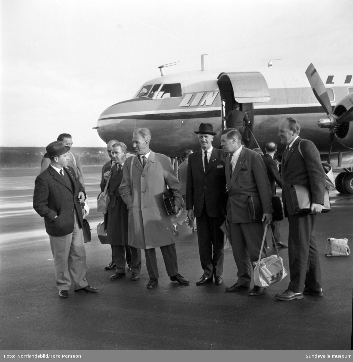 En grupp SCA-män återvänder till Midlanda efter en Amerikaresa.