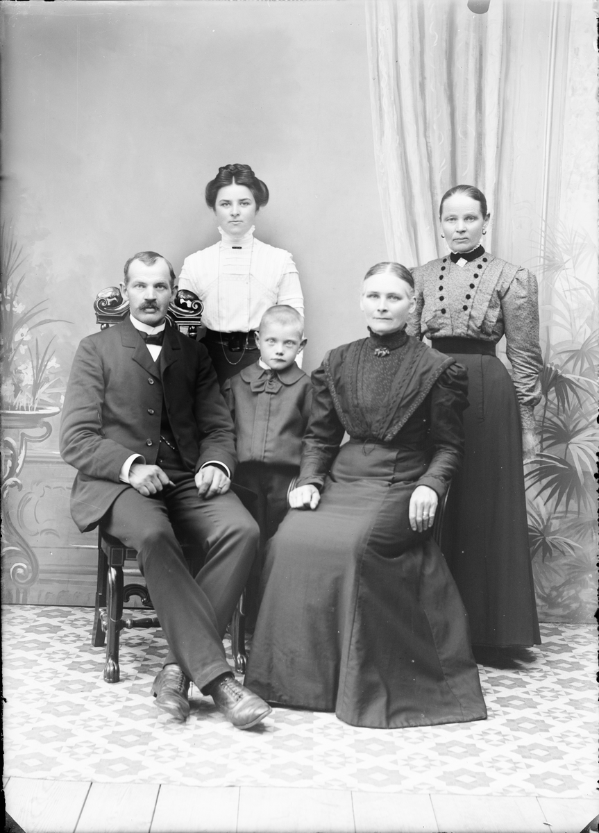 Ateljéporträtt - familj, Alunda, Uppland