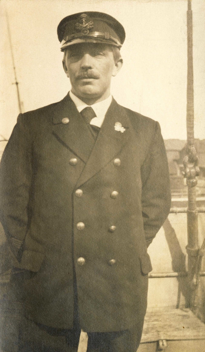 Nøytralitetsvakt Lars Rygh på dekk ombord i minerydderen Frithjof. 1917-1918.