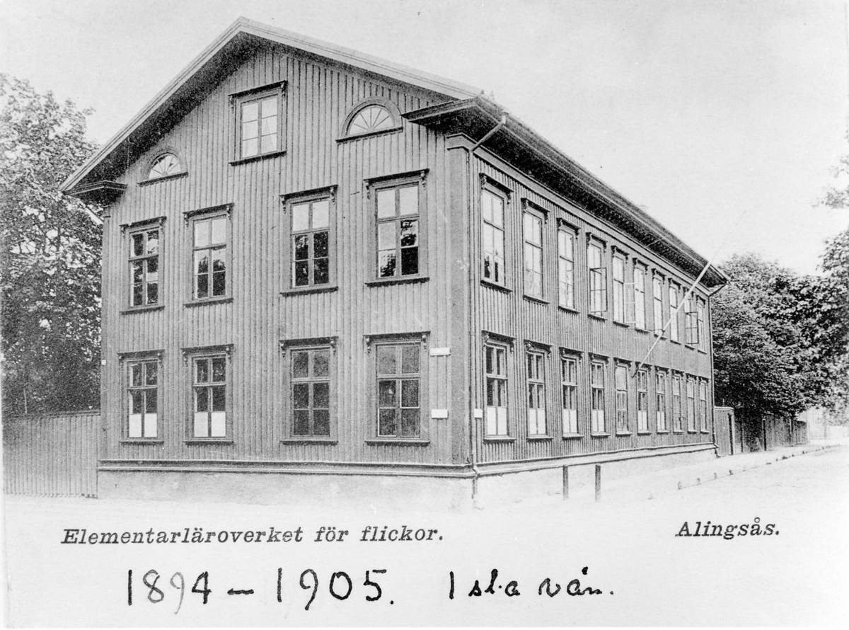 Vykort med motiv av elementarläroverket för flickor. Skolan var under åren 1894-1905 inrymd på första våningen i kvarteret Enigheten 4, hörnet av Östra Ringgatan och Kungsgatan.