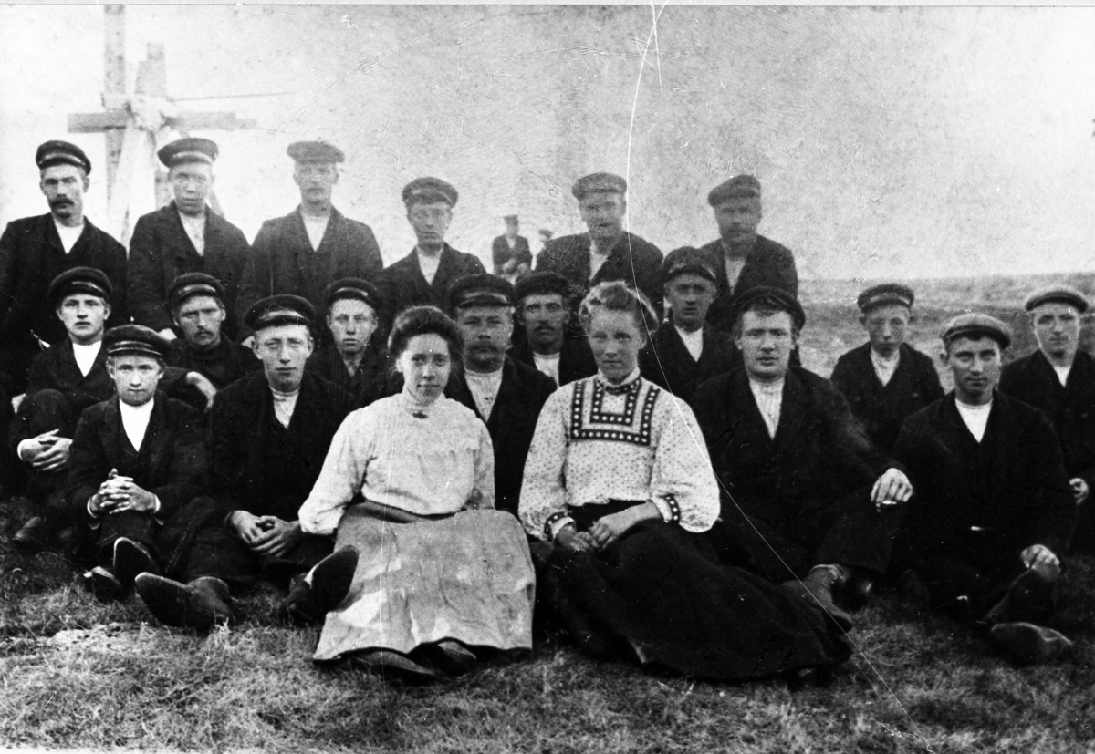 Notlag med to jenter i forgrunnen. Dønna , Helgeland i 1910.
