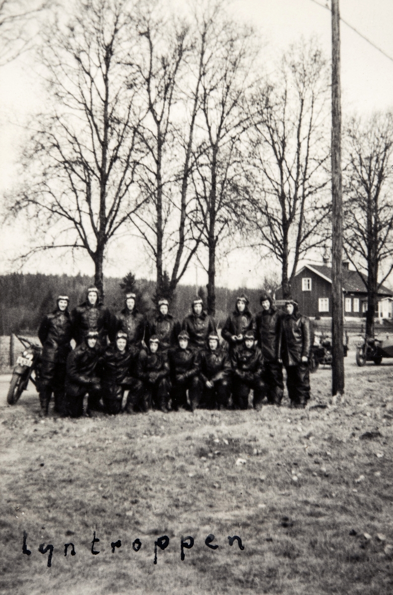 Gruppeportrett av trafikkmenn og mc- ordonnanser i Sverige under 2. verdenskrig.