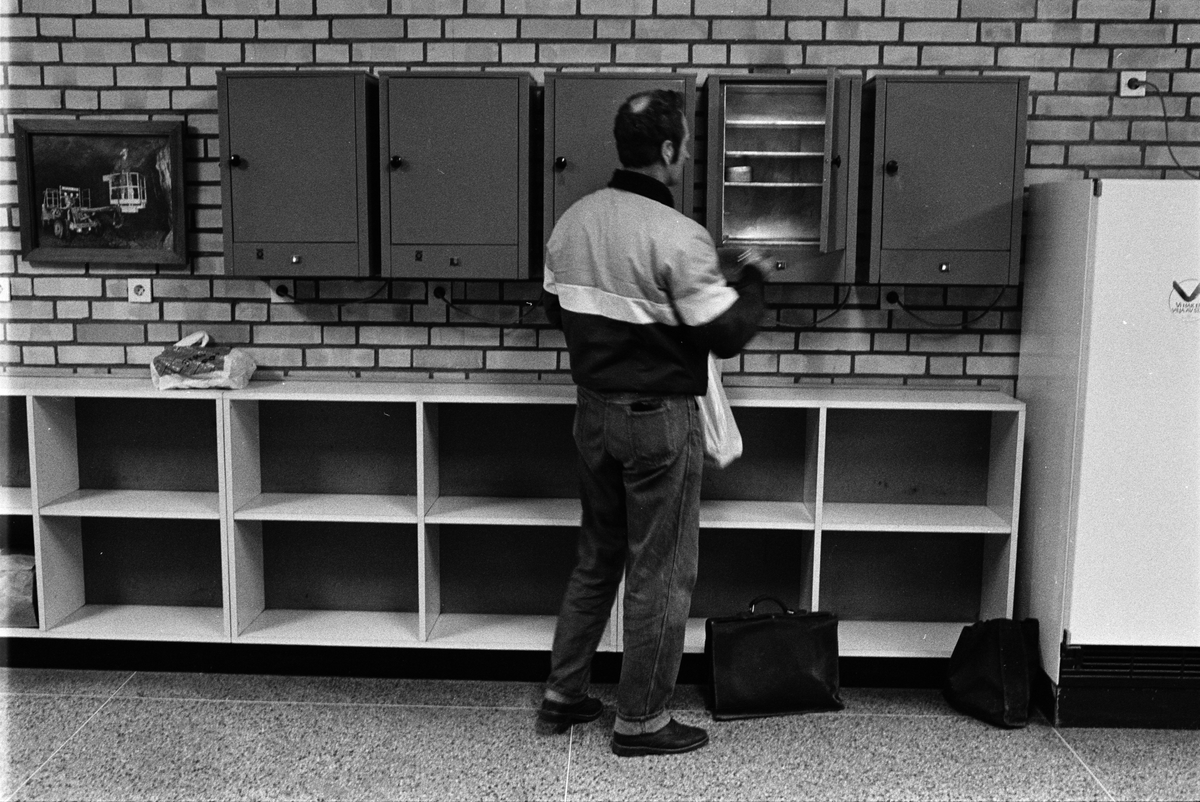 Gruvarbetare Matti Hietanen sätter in matlådan i värmeskåpet, gruvstugan, Dannemora Gruvor AB, Dannemora, Uppland oktober 1991