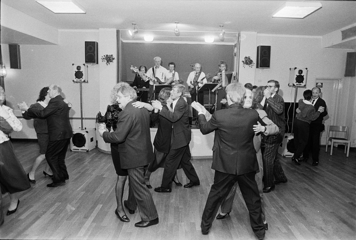 Dans på "gravöl", fest för de anställda vid Dannemora Gruvor AB, i Folkets hus, Österbybruk, Uppland november 1991