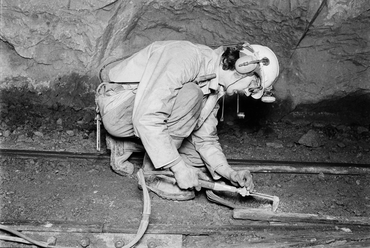 Gruvbyggare Tomasz Stoltz skär av räls på 350-metersnivån, gruvan under jord, Dannemora Gruvor AB, Dannemora, Uppland oktober 1991
