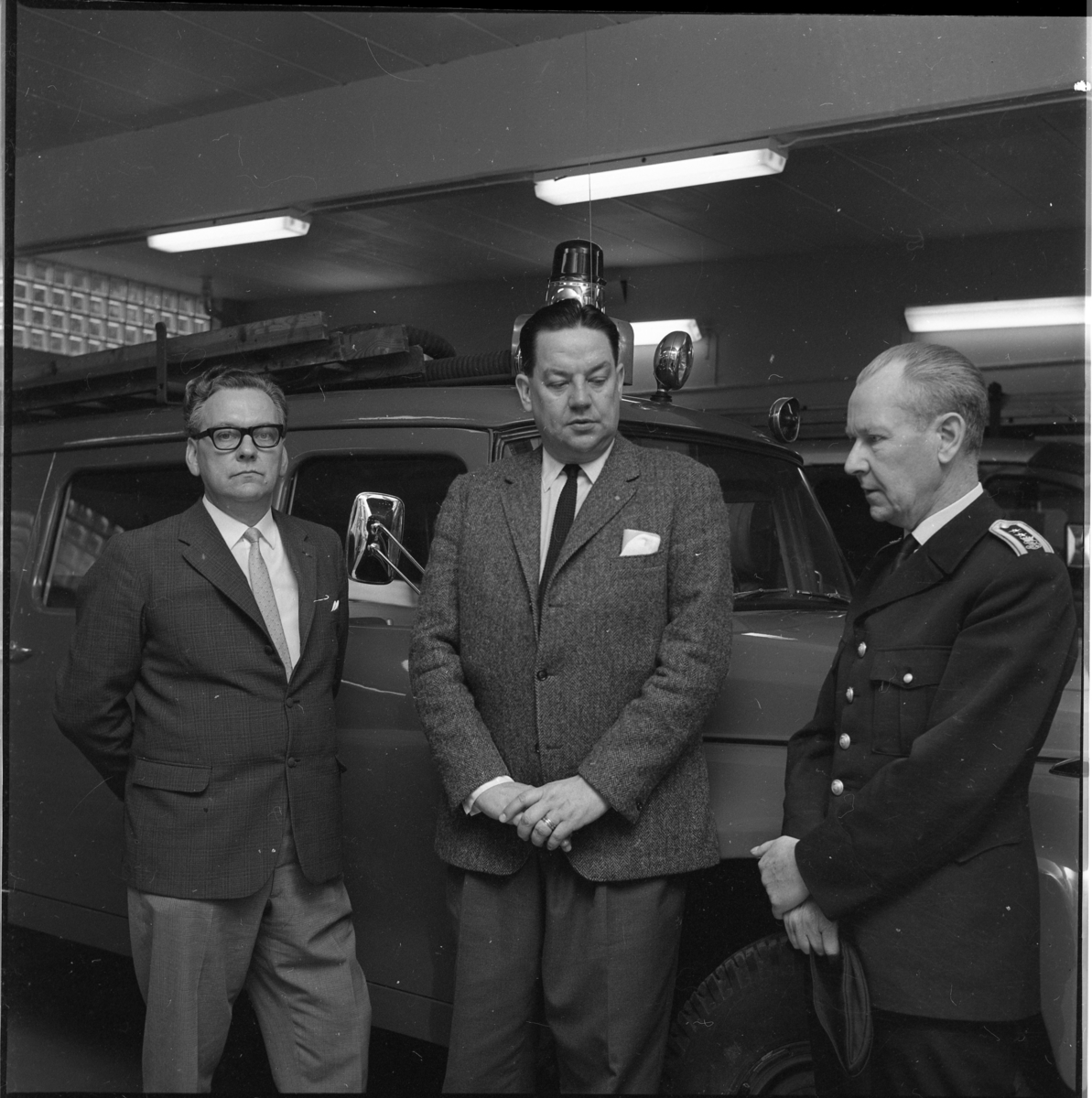 Brandinspektion i Gränna 1967. Från vänster står John Sandén, Riksbrandinspektören samt Tharö.