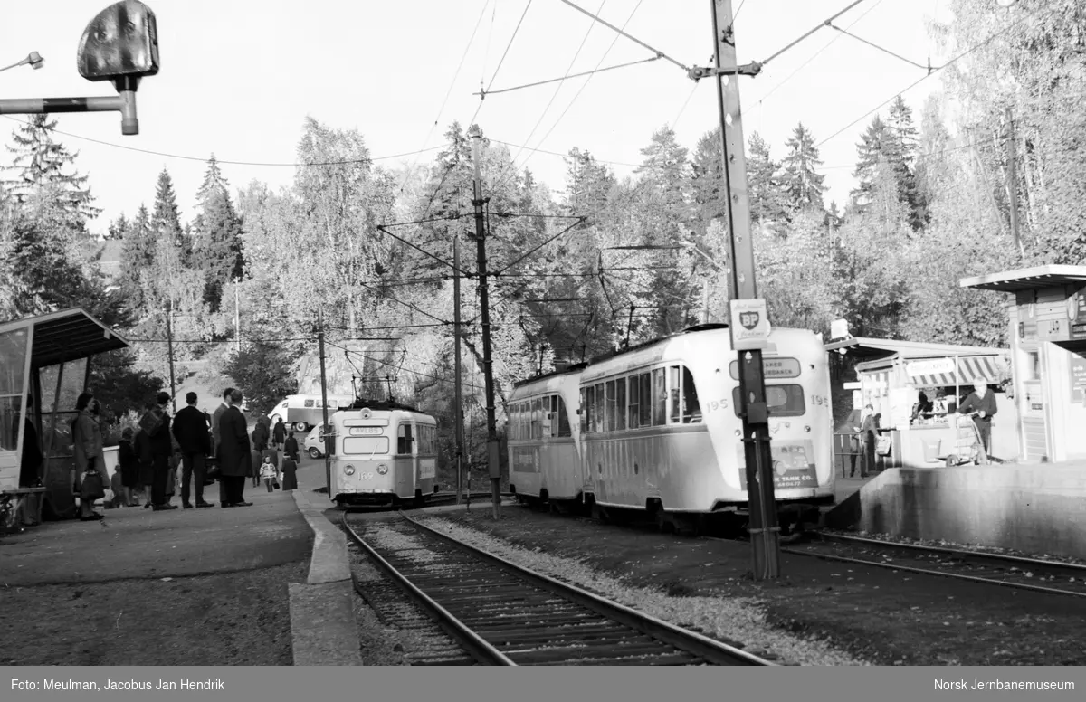 Jar stasjon på Bærumsbanen ankommende sporvogn type "Gullfisk" nr. 162 til Avløs (til venstre) og avgående sporvognstog på Lilleaker-Østensjøbanen med to sporvogner type "Gullfisk", nærmest til høyre nr. 195.