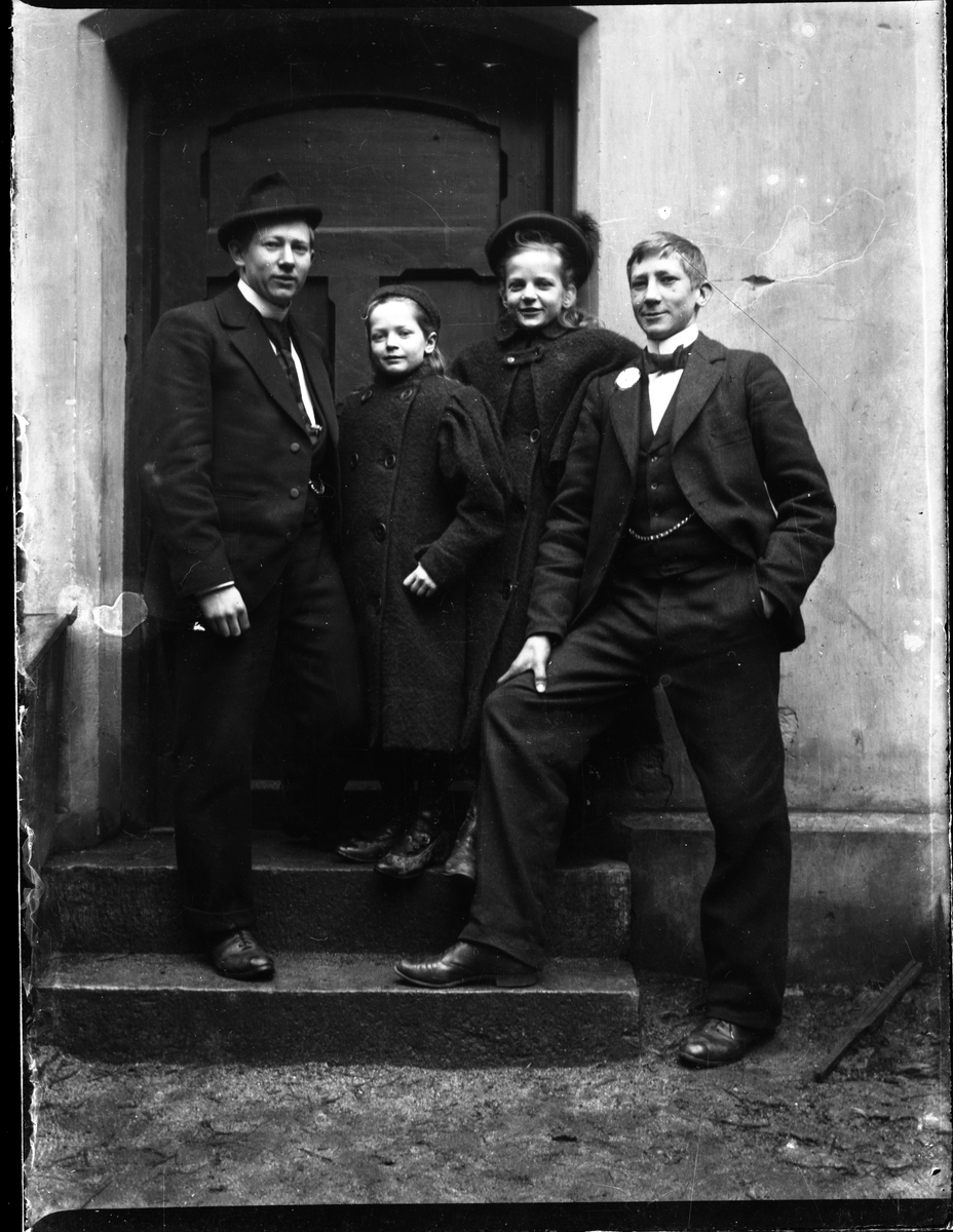 Foto av jenter og unge menn på trapp, 1890-tallet

Antatt fotosamling etter Anders Johnsen.