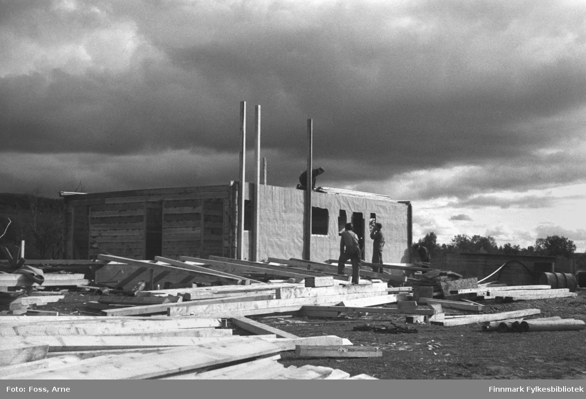Et gjenreisningshus under oppbygging  i Tanadalen, august-september 1946.