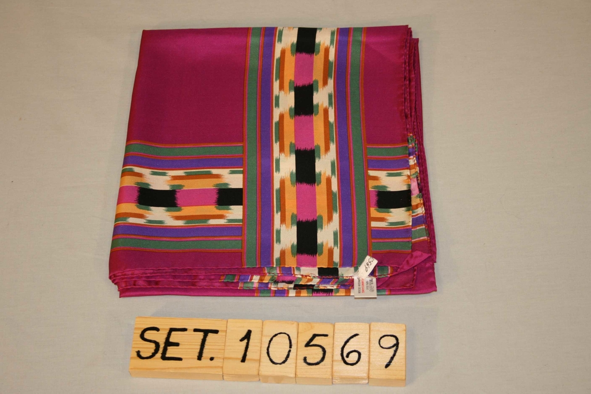 Kvadratisk, tynt silkeskaut med raudlilla botnfarge og bord i fleire fargar.
