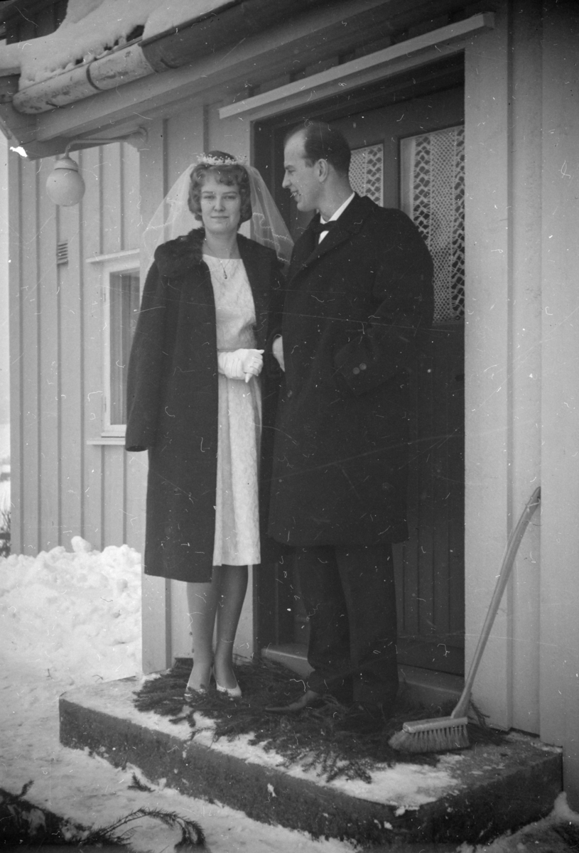 Brudeparet Astrid (født Børresen) og Inge Høibakken i 1964