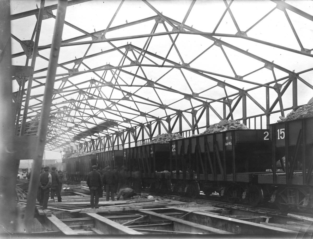 Sydvarangers malmtog, andre malmvogn tømmes, 14.07.1910.