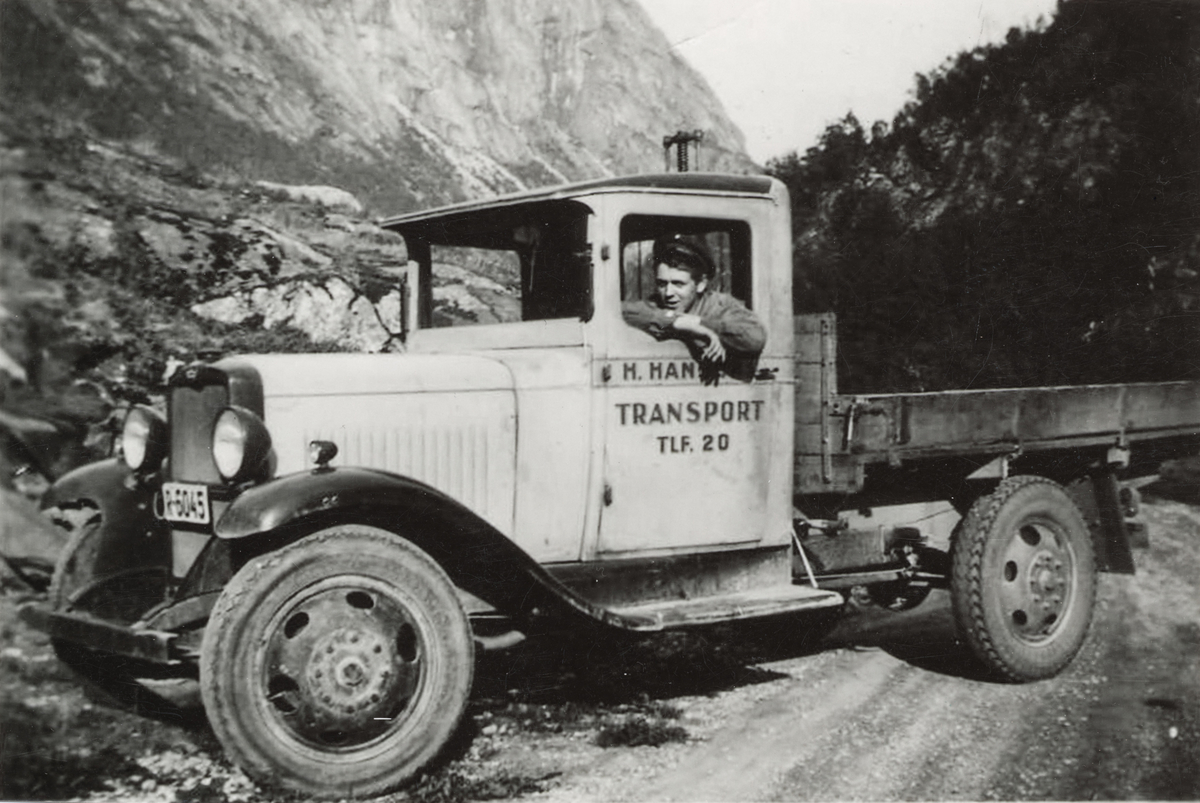Bedford lastebil H. Hansen transport med reg.nr. R-6045 på veg til Skjeggedal.