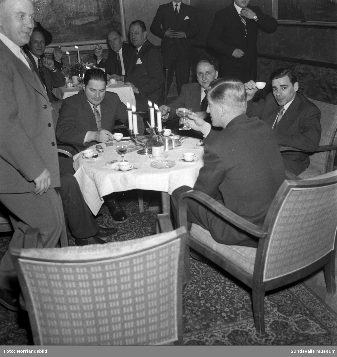 En grupp bilhandlare träffas på restaurang Runan.