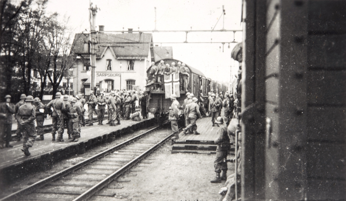 De norske polititropper(Feltbataljon IV) ved togstasjonen i Sarpsborg på vei til Oslo våren 1945.