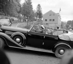 Bilen er en Åpen Buick 1935 med kong Haakon VII i baksetet. 