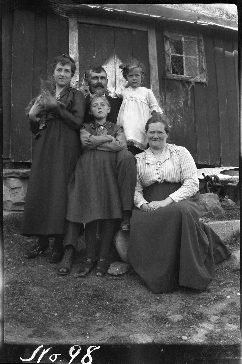 Familieportrett, tatt på stabburstrapp på Bjørnå.