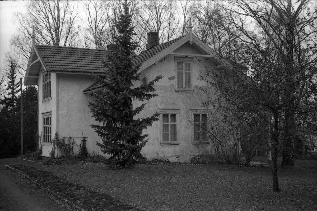 To bilder fra gården Fagervik (Hammerstad Gartneri) i Totenvika året 1955. Den avbildede bygningen, bygd i 1874, ble revet en gang på 1980-tallet.