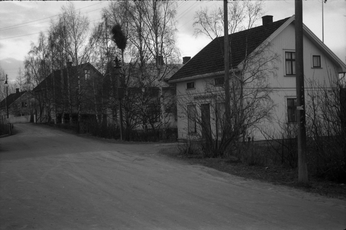 Tre bilder fra Jernbanegata på Lena senhøstes 1955. Bygningen til høyre er tidligere Lena Papirhandel, men som nå var blitt Hoff Folkebibliotek.