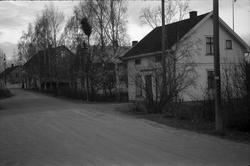 Tre bilder fra Jernbanegata på Lena senhøstes 1955. Bygninge
