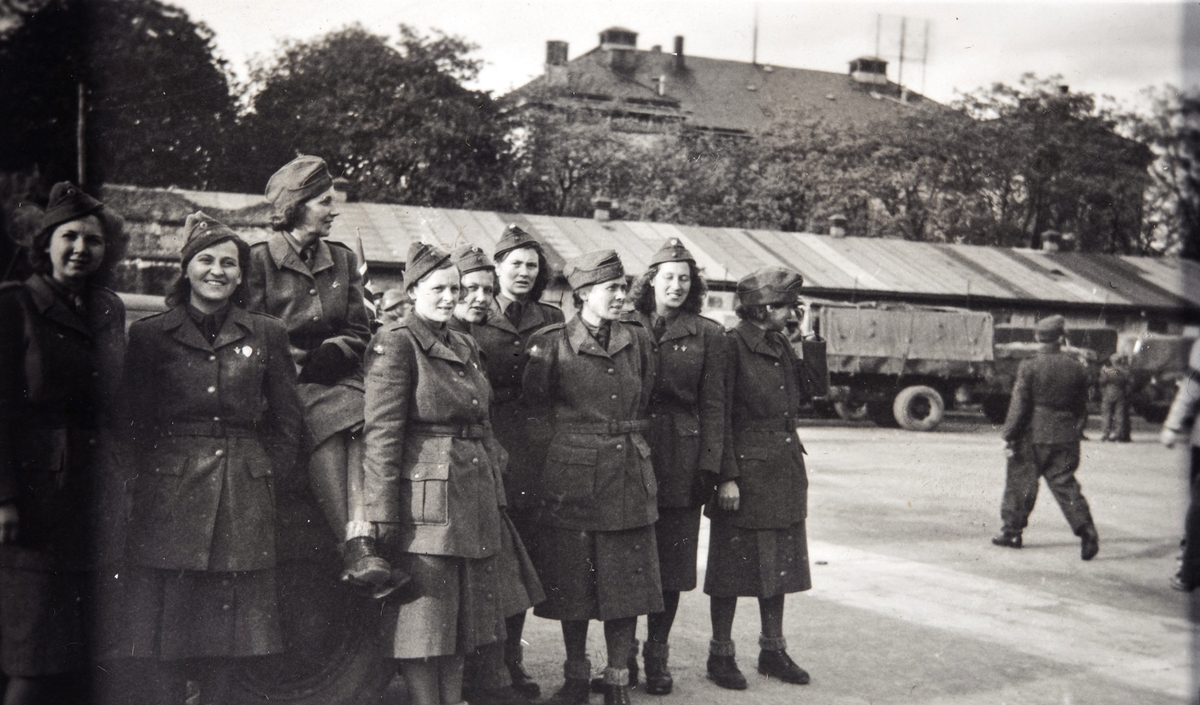 Gruppeportrett av kvinnelige militære, også kalt lotte, utenfor Akershus Festning våren 1945.