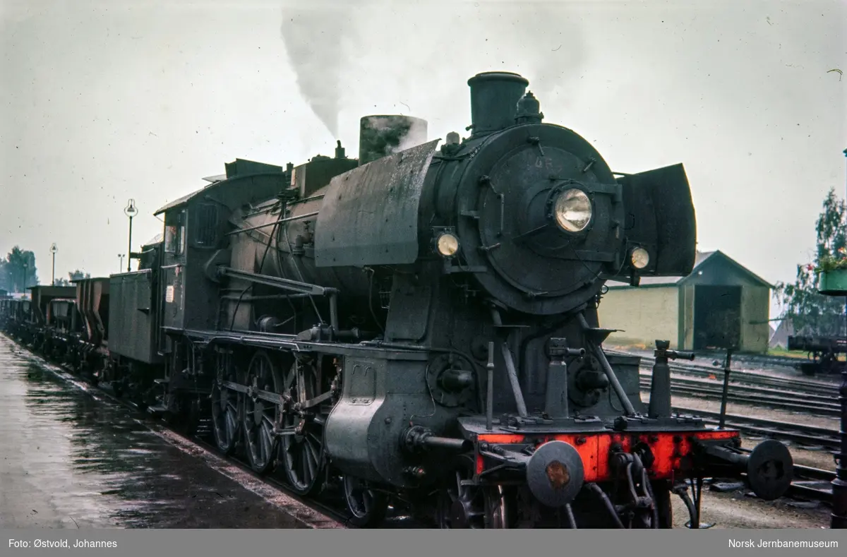 Damplokomotiv type 30c nr. 469 med pukkvogner på Lillehammer stasjon.