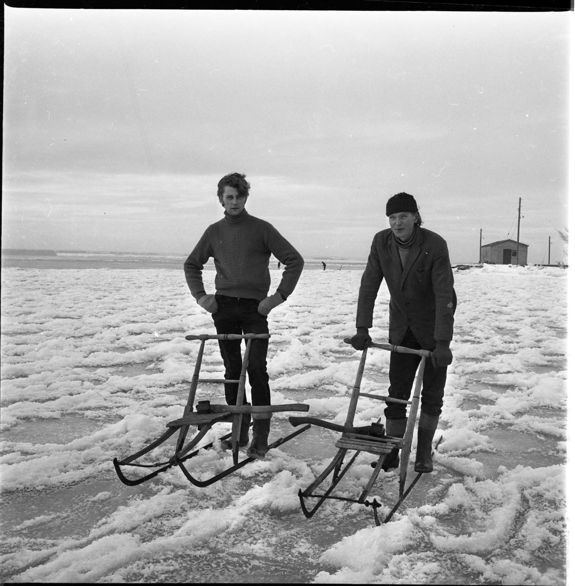 Två ungdomar, bröderna Karl-Gustav och Björn Frisk, med sparkstöttning på Vätterns is vid Gränna hamn.