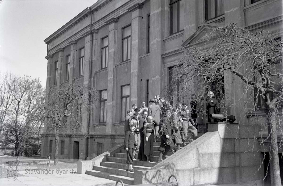 Skoleklasse på trappene til Stavanger Museum