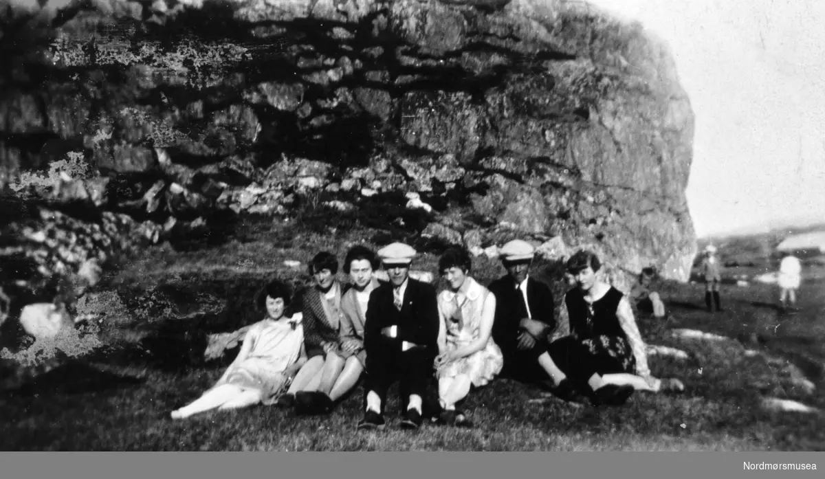 Foto av en gruppe menn og kvinner på fjelltur. Muligens på Averøy eller Kristiansund kommune. Eier av originalmaterialet er Inger Aasen. Fra Nordmøre museums fotosamlinger.