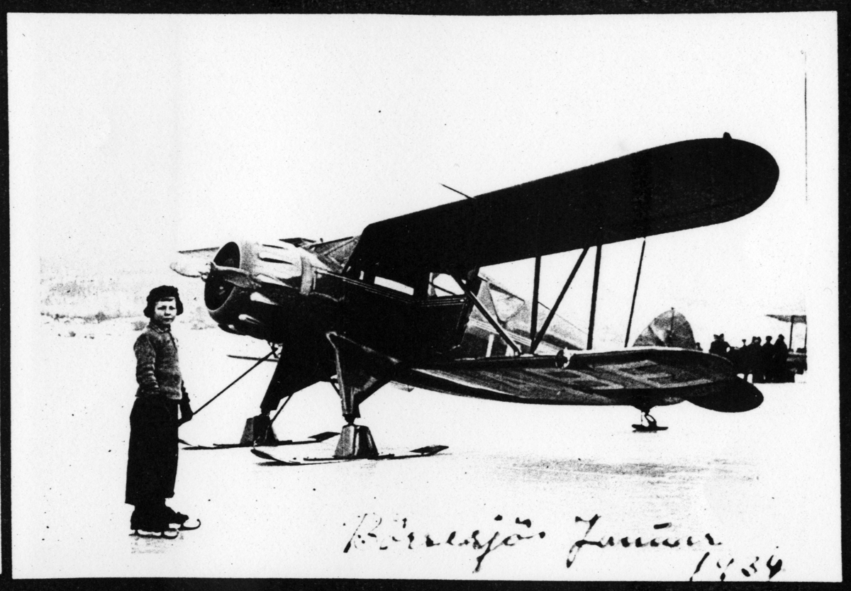 Fly på Børsesjø 1934 m.m. Flyet tok turer med passasjerer over Skien for 2 kroner. Antagelig er bildet tatt i forbindelse med flystevne på Børsesjø i 1934, januar. Øvrige bilder kun info på bildene.