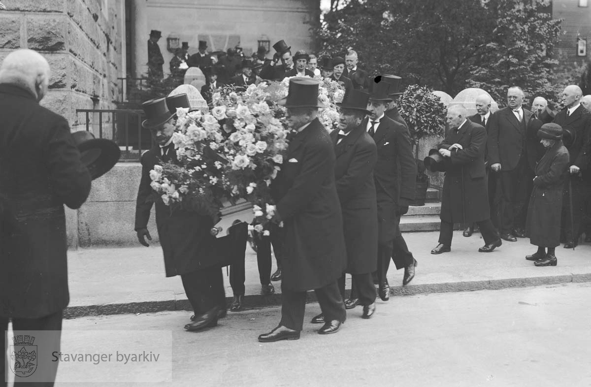 Wilhelm Årstads begravelse..Kisten bæres