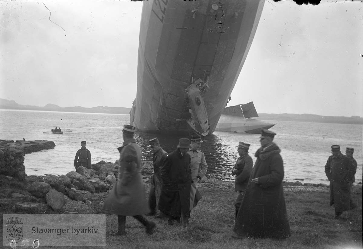 Zeppelin i Hafrsfjord.Nettop styrtet, militære Zeppeliner styrtet i Gandsfjorden