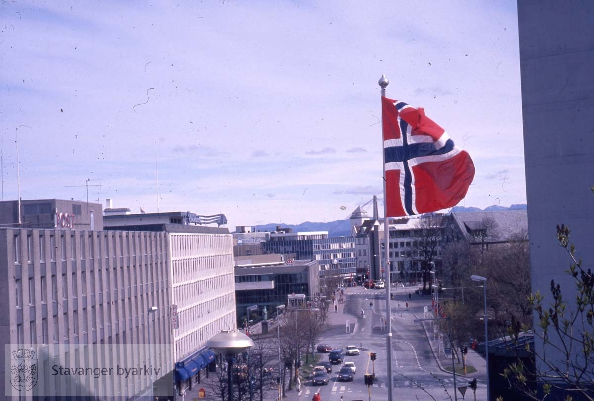 Flagging.Posthuset og Romsøegården til venstre