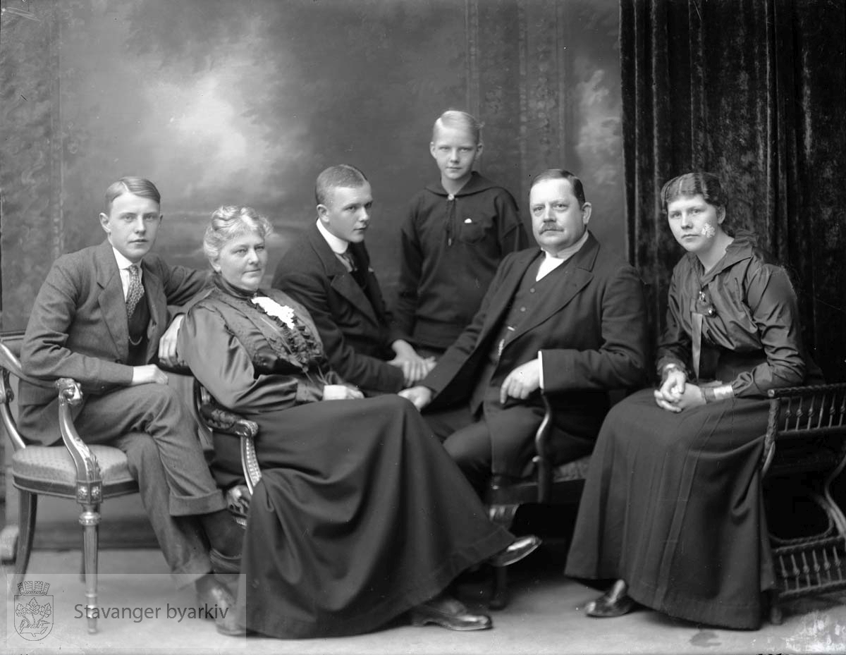 Fra venstre Sverre (f. 1900), Martha (f. 1869), Haakon (f. 1897), Ellen (f. 1903), Georg T. (f. 1866), og Signe (f. 1894)..Se også BySt1981_01