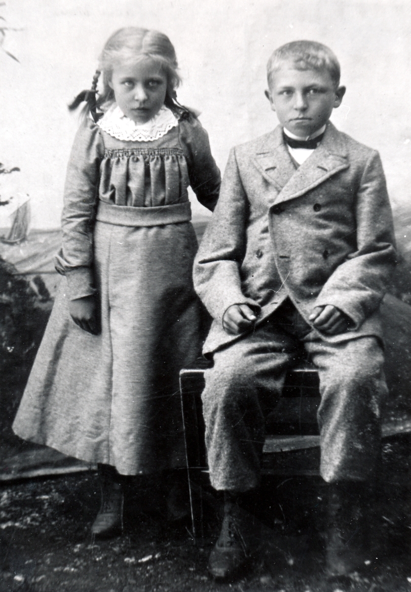 Portrett av to barn, Anny og Vilhelm Lekang, Lekangen, Tranøy ca 1905