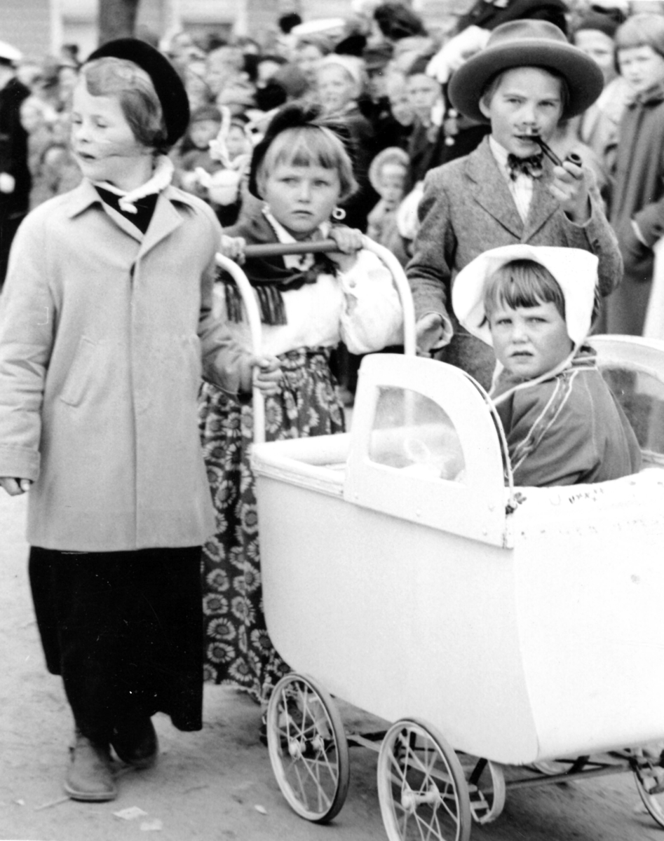 Barnas dag i Porsgrunn. Barnas dag i Porsgrunn startet i 1946 med en idé av Wilhelm Karlsen om å arrangere et lotteri i Porsgrunn til inntekt for Munk og Klems barnehjem. Bilde nr.2 er fra Barnas dag 1958.