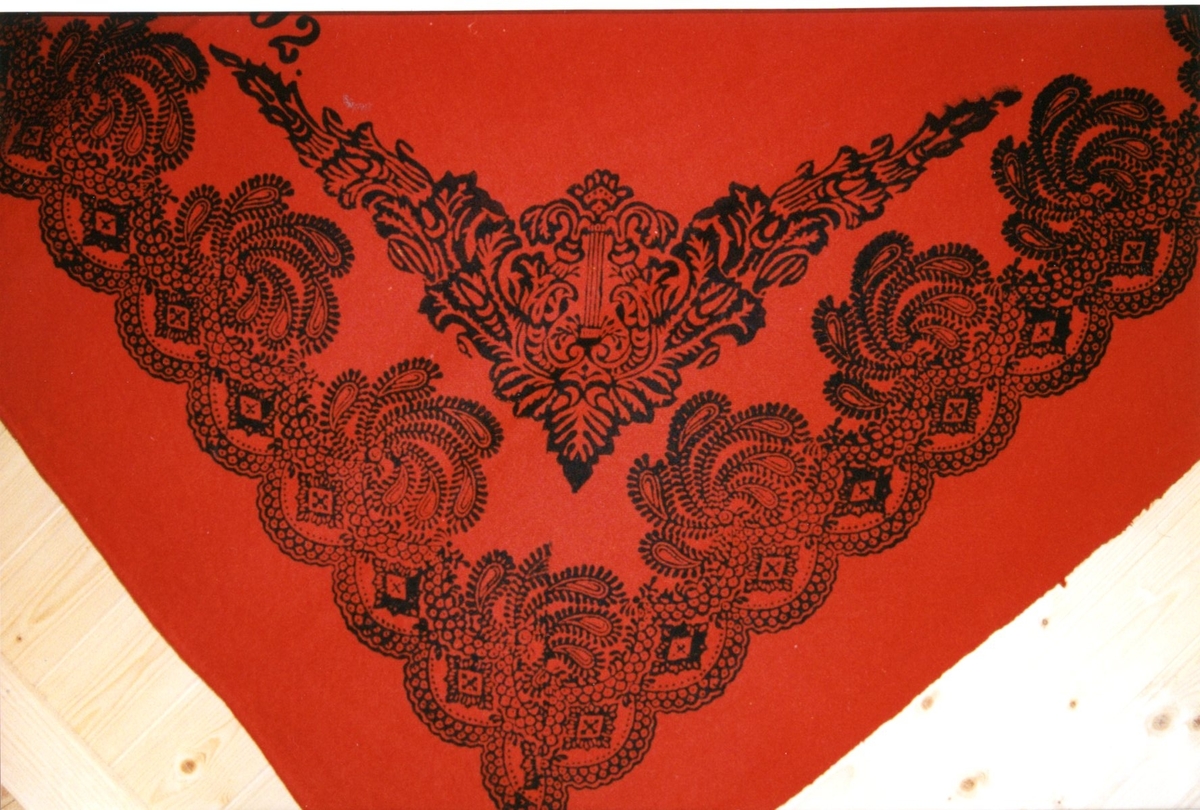 En bordduk i kypert med blokktrykket dekor. Påtrykket initialer: M.J.G. og årstallet 1902.
Meldal Bygdemuseum, nr. 13.

Tilstand: Fin.