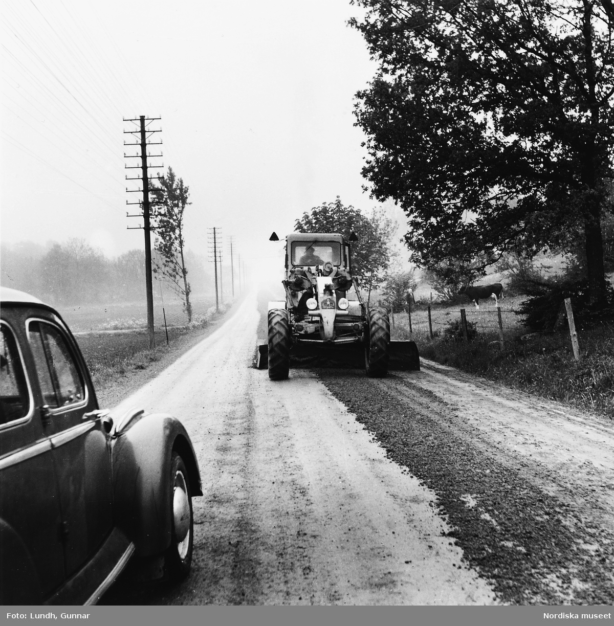 En väghyvel av märket Svedala modell DS 2 skrapar en grusväg år 1954.