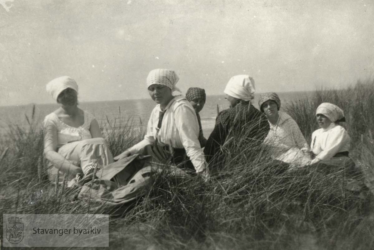 Monsen-damene ved jærstrand, sommeren 1915