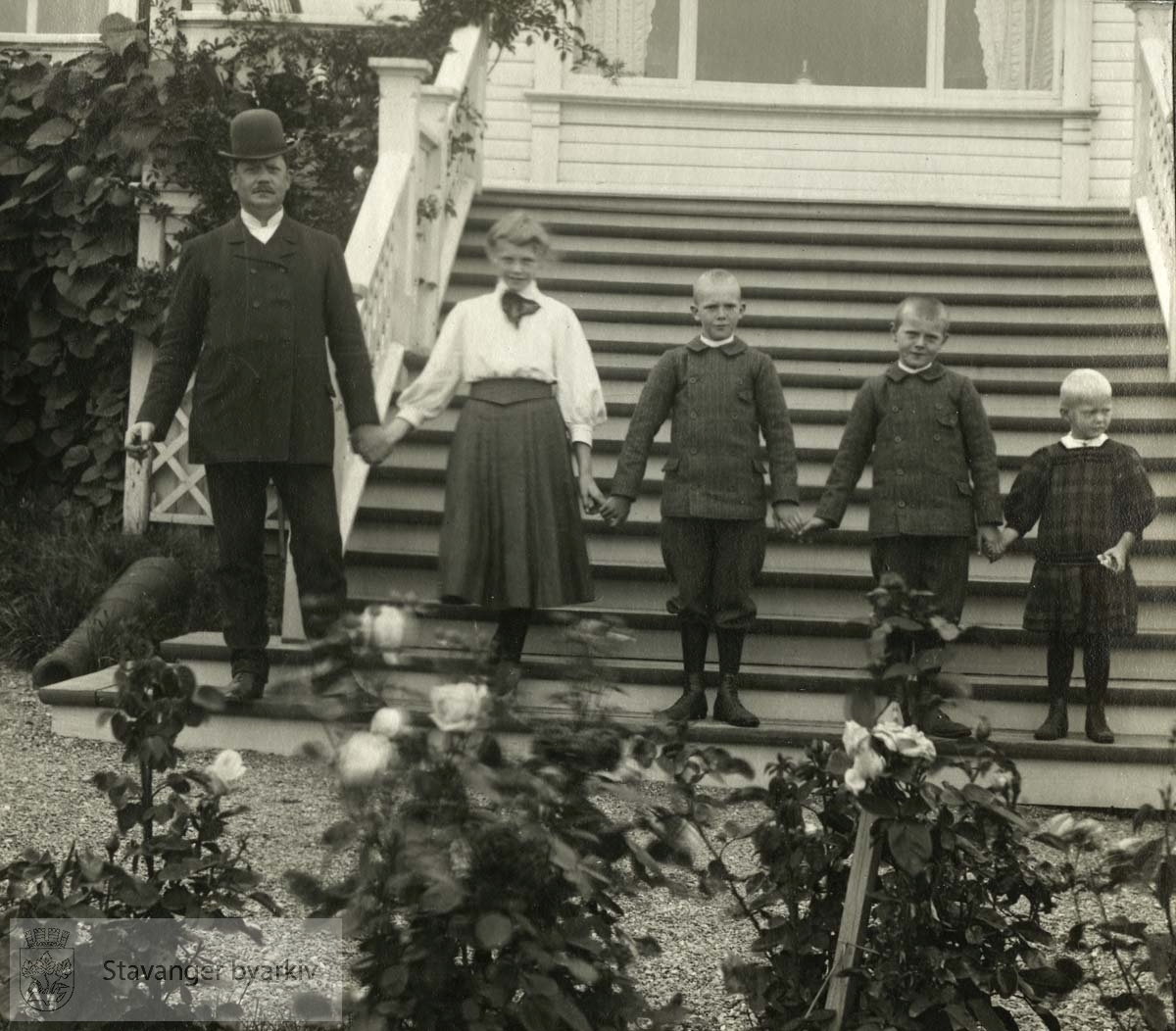 Georg Tausan Monsen med barna Signe, Haakon, Sverre og Ellen