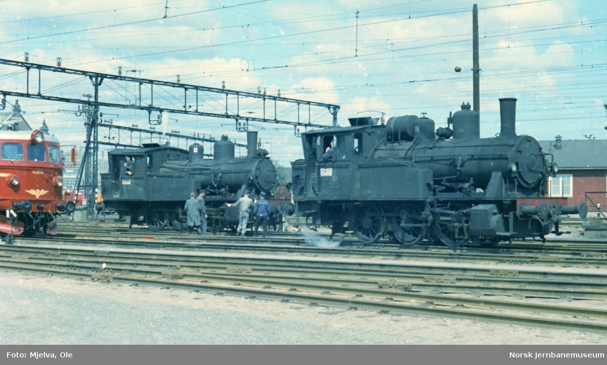 Damplokomotiv type 23b nr. 441 og 458 i skiftetjeneste på Oslo Østbanestasjon.