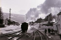 Damplokomotiv type 24b nr. 195 kjører ut fra Odnes stasjon 2