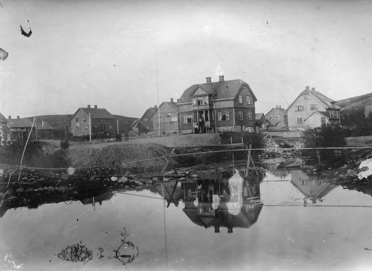 Kirkenes Hotel ved Kirkeneselvens utløp 1908.