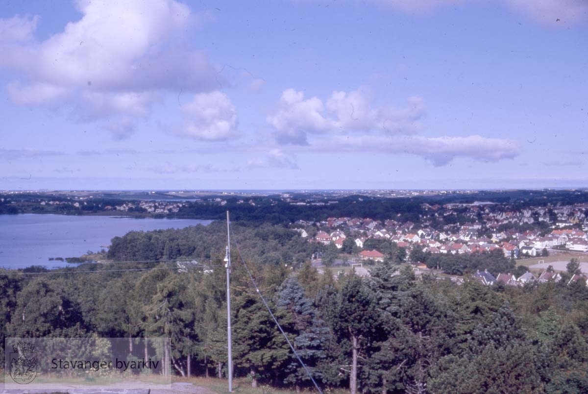 Mot Kiellandsmyrå og Mosvatnet..Bebyggelsen til høyre ligger til Tjodolvs gate, Per Sivles vei, Hannasdalsgata, Lars Vaages gate og Holbergs gate